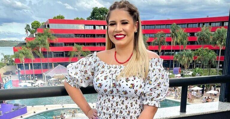 Marília Mendonça encanta ao apresentar o mar para o filho