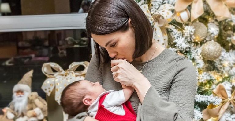 Sthefany Brito surge amamentando o filho em cliques e encanta as redes sociais