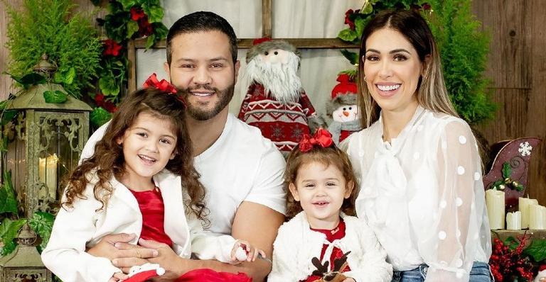 Bella Falconi posta foto perfeita da família e se derrete: ”Minha maior conquista”