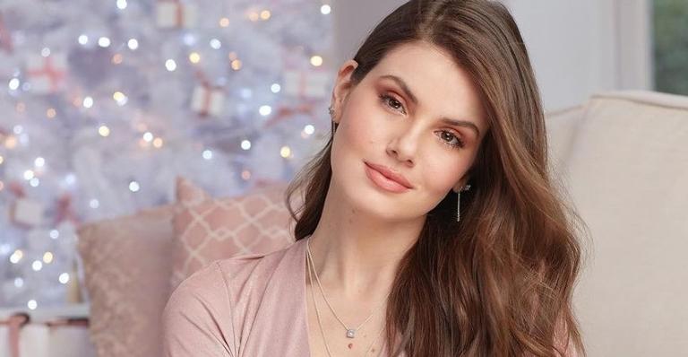 Camila Queiroz posta vídeo no mar e reflete sobre 2020: ”Ano muito difícil e desafiador”