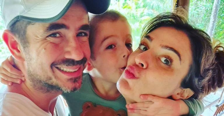 Felipe Andreoli posta foto da esposa e do filho e agradece: ”Um privilégio ter minha família”