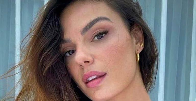 Em Trancoso, Isis Valverde surge tomando banho de mar e encanta web: ”Que a energia se recicle”