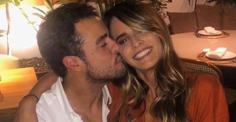 No último dia do ano, Joaquim Lopes posa na praia com Marcella Fogaça e faz agradecimento