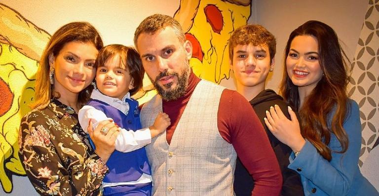 Kelly Key publica clique antigo ao lado do marido e dos três filhos: ”Tenho muito para agradecer”