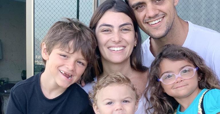 No último dia do ano, Mariana Uhlmann posa com a família e faz reflexão: ”A prioridade é o amor”