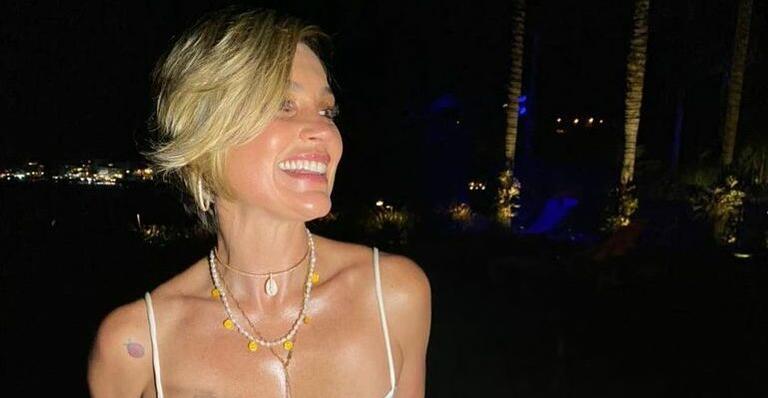 Com look poderoso, Flávia Alessandra passa a virada em família e encanta