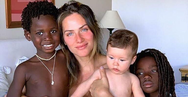 Giovanna Ewbank encanta demais ao posar com os três filhos: ”Lindos”