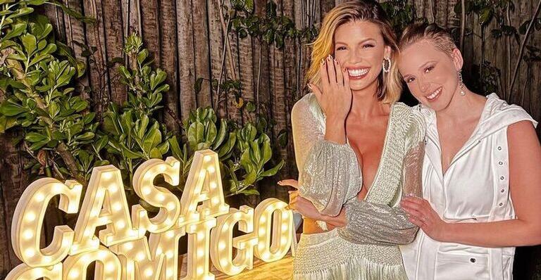 Vitória Strada e Marcella Rica ficam noivas no Ano Novo