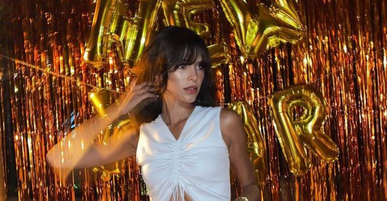 Bruna Marquezine encanta a web com lindos registros da noite de ano novo: ”Que seja leve”