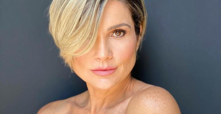 Flávia Alessandra aproveita passeio de barco e esbanja corpão na web