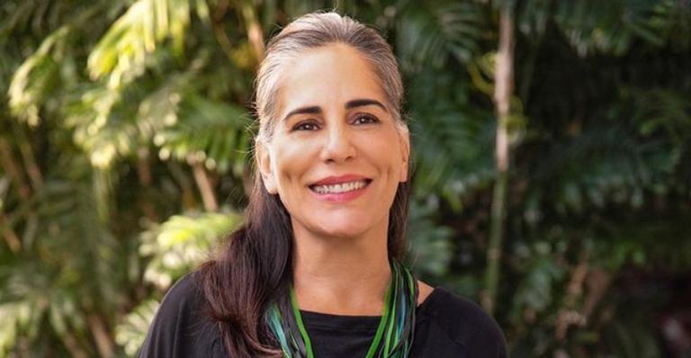 Glória Pires esbanja alegria ao surgir sambando na noite de novo ano