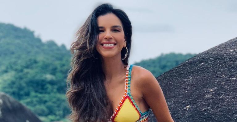 Mariana Rios empina bumbum na praia e aproveita dia ensolarado: ”Bahia”