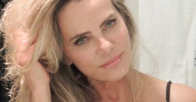 Bruna Lombardi posa de biquíni e ostenta corpão aos 68 anos