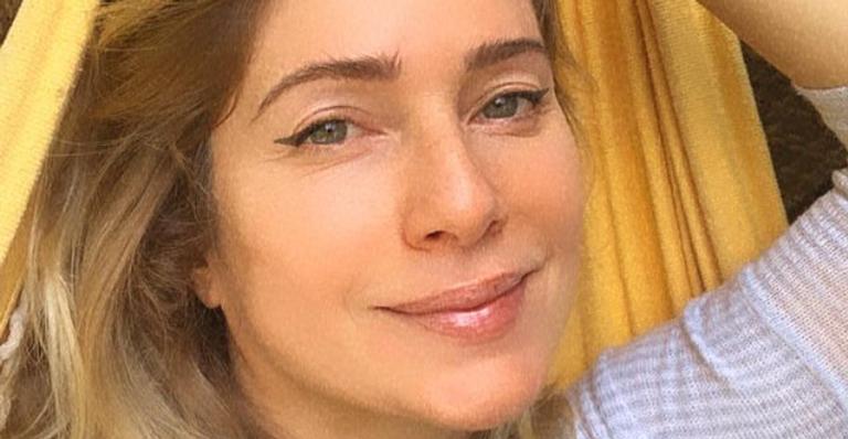 Letícia Spiller purifica a alma com refrescante banho de chuva: ”Primeiro banho de chuva do ano”