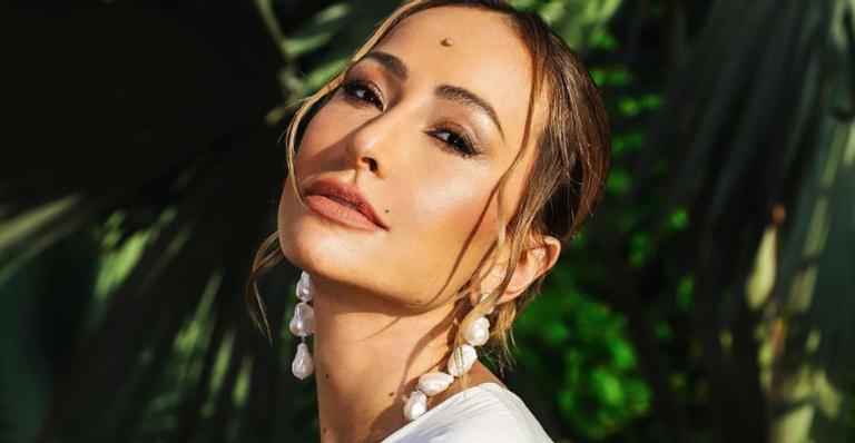 Sabrina Sato ousa no look para banho de piscina noturno: ”Luz do luar”