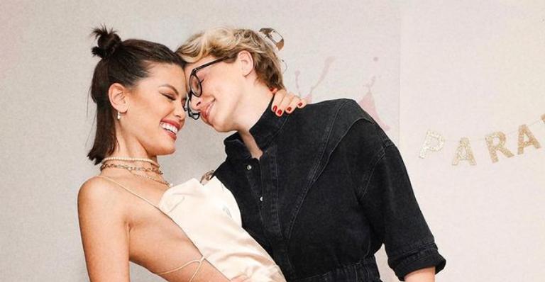 Vitória Strada encanta ao posar com a noiva, Marcella Rica: ”Eu, ela & a Bahia”