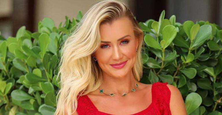 Ana Paula Siebert posa com biquíni estiloso em passeio de barco e ganha elogios: ”Perfeita demais”