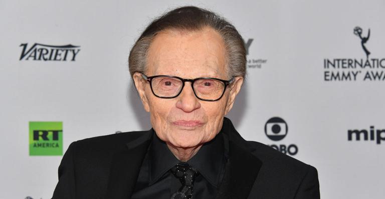 Aos 87 anos, Larry King é internado com Covid-19