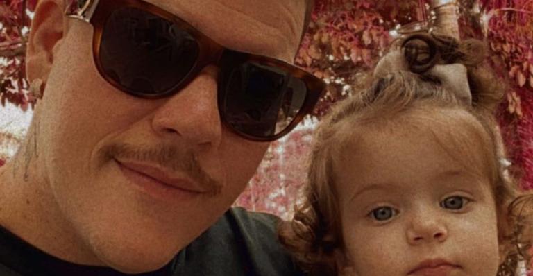 Ferrugem posa com a filha caçula no colo e derrete a web: ”Que fofura!”