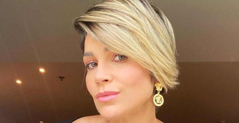 Flávia Alessandra arranca elogios dos fãs ao posar de biquíni: ”Sereia”