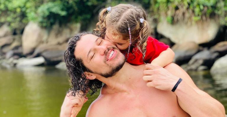 José Loreto inicia semana fazendo exercícios ao lado da filha: ”Focados na saúde”