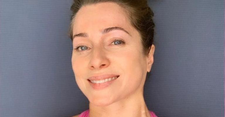 Letícia Spiller esbanja beleza natural em clique matinal: ”Iniciando os ritos!”
