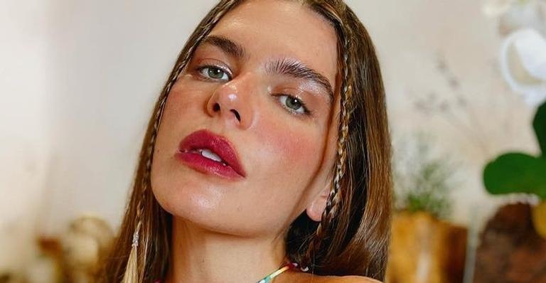 Mariana Goldfarb surge fazendo ioga na praia e impressiona a web: ”Parece uma escultura”