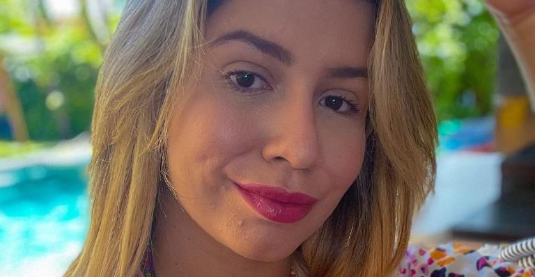 Marília Mendonça esbanja sensualidade com vídeo de biquíni no espelho