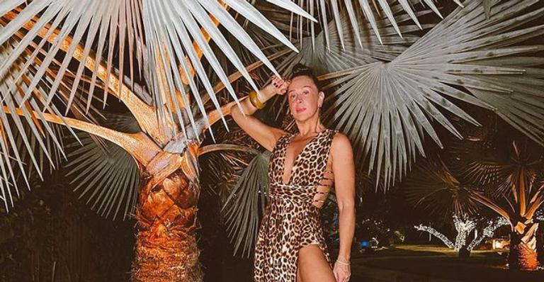 Claudia Raia esbanja beleza e plenitude ao posar de biquíni: ”Agradecendo, sempre!”