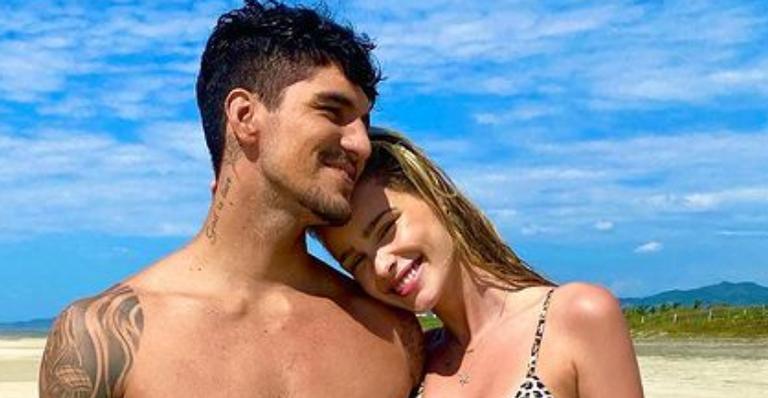 Yasmin Brunet posa para lindo registro ao lado de Gabriel Medina: ”Meu amor”