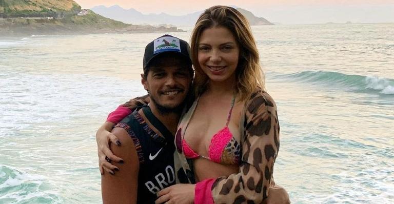 Sheila Mello se declara ao completar um ano ao lado do namorado: ”Eu acredito em destino”