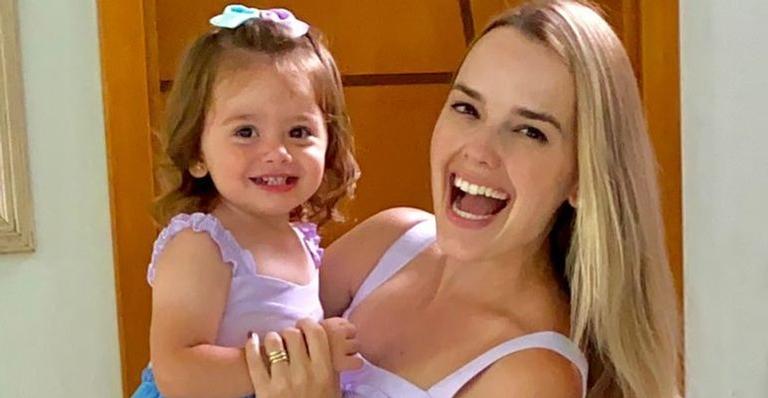 Thaeme se emociona ao falar sobre o desmame da filha, Liz: ”Não sei se vou conseguir”