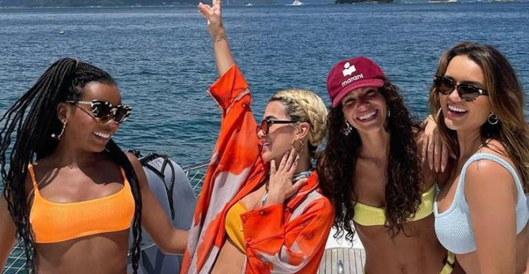 Thelminha aproveita passeio de barco com Rafa Kalimann, Manu Gavassi e Bruna Marquezine