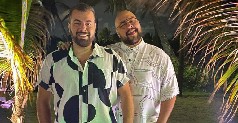 Tiago Abravanel posa com o marido, Fernando Poli durante viagem: ”Onde a conquista começou…”