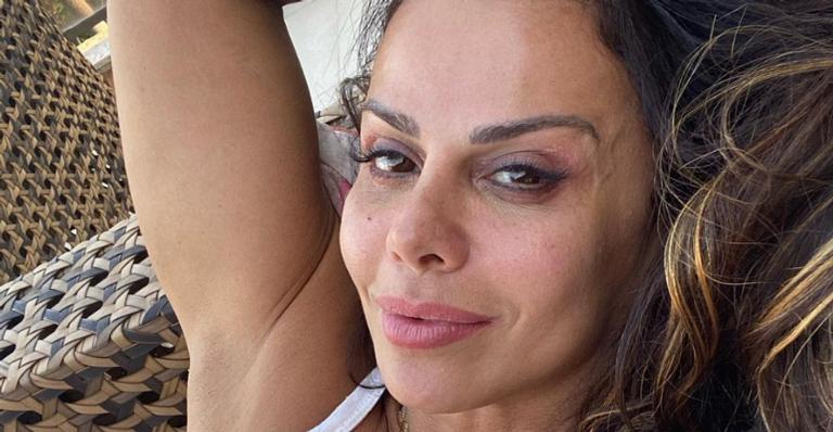 Viviane Araújo arranca elogios da web ao surgir tomando banho de sol: ”Que musa!”