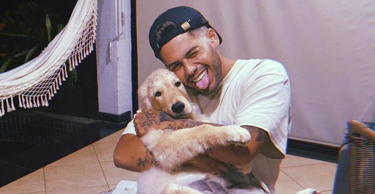 Zé Felipe faz passeio de jatinho ao lado de sua cachorrinha e derrete fãs: ”Que lindos!”