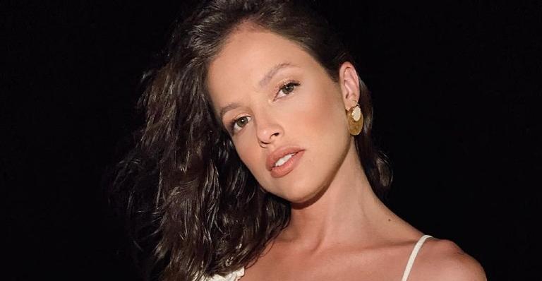 Agatha Moreira arranca elogios com sequência de fotos de biquíni lilás