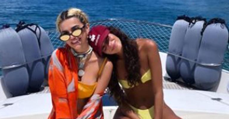 Bruna Marquezine parabeniza Manu Gavassi e brinca: ”Só vai ver isso quando comprar um telefone”