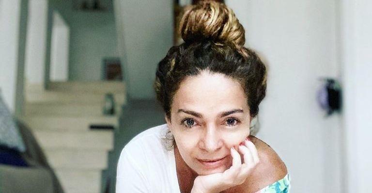 De shortinhos e top, Claudia Ohana esbanja beleza ao tomar sol em casa