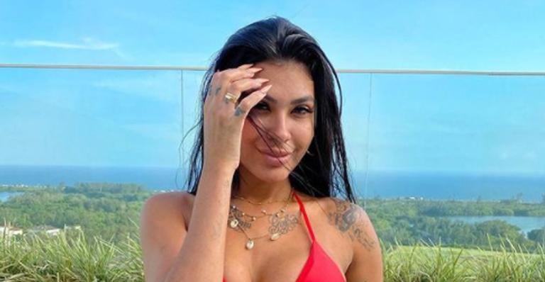De biquíni, Pocah exibe corpão e é elogiada por Pabllo Vittar: ”Gata”