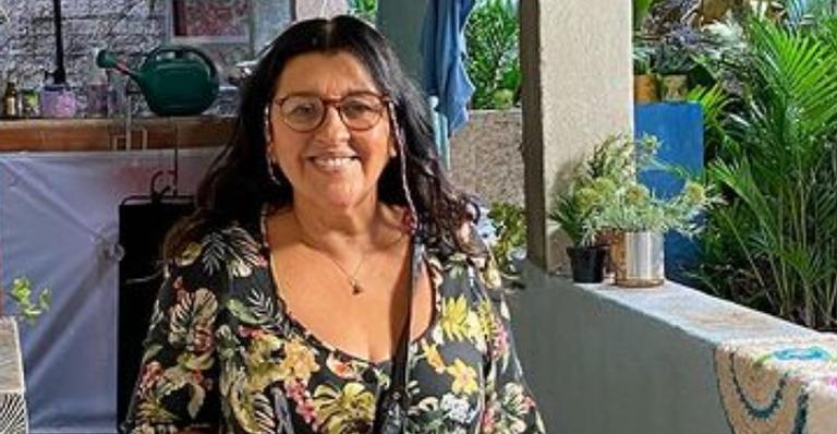 Regina Casé agita a web ao posar sorridente com visual estampado: ”Por mim, eu só andava de onça”