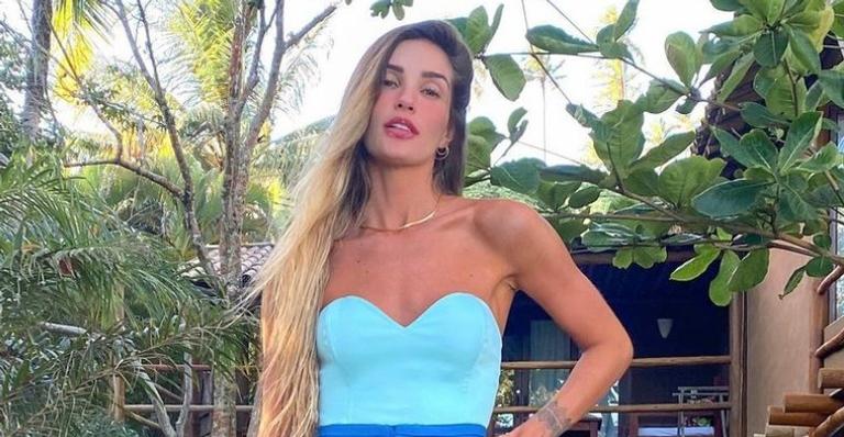 Aline Gotschalg posa com o filho no mar e se declara: ”A maternidade transformou minha vida”