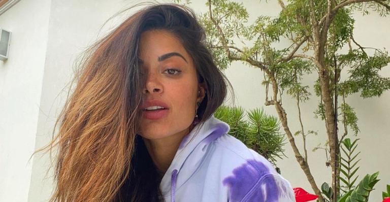 Aline Riscado arranca elogios da web ao posar de biquíni em cenário paradisíaco: ”Deusa dos mares”