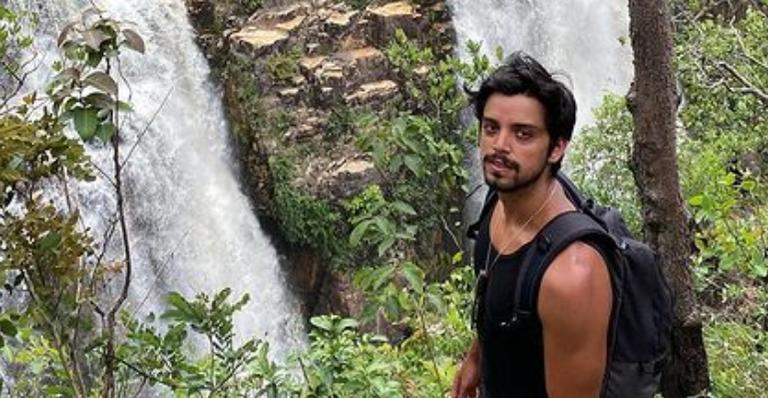 Rodrigo Simas esbanja gratidão no dia de seu aniversário: ”Que sejamos mais amor”