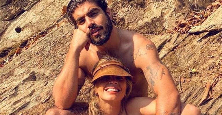 Caio Castro e Grazi Massafera curtem trilha juntos e posam diante de linda paisagem