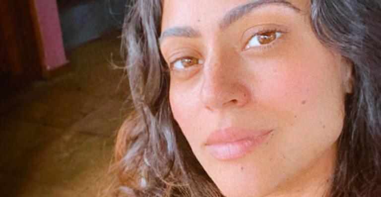 Carol Castro recebe elogios de fãs ao posar de biquíni no chuveiro: ”Que perfeita!”