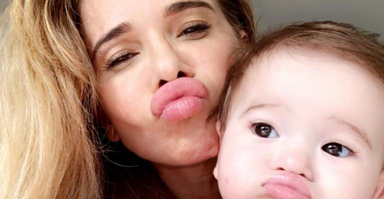 Dany Bananinha encanta a web ao posar coladinha a filha, Lara: ”Duas princesas!”