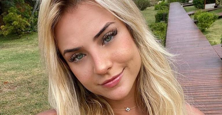 Gabi Martins derrete corações ao exibir corpão em novos cliques na praia