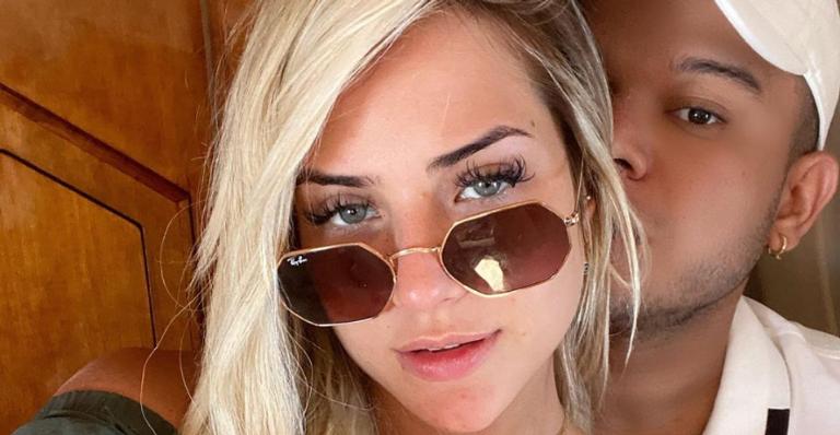 Gabi Martins posa na academia com o namorado, Tierry: ”Casal que treina junto”