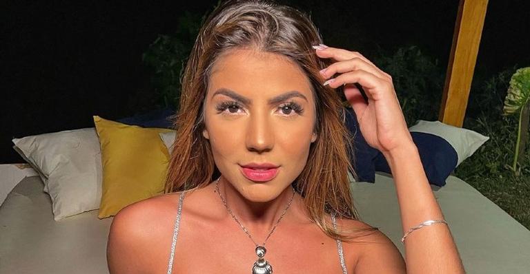Em Fernando de Noronha, Hariany exibe suas curvas ao posar de biquíni verde